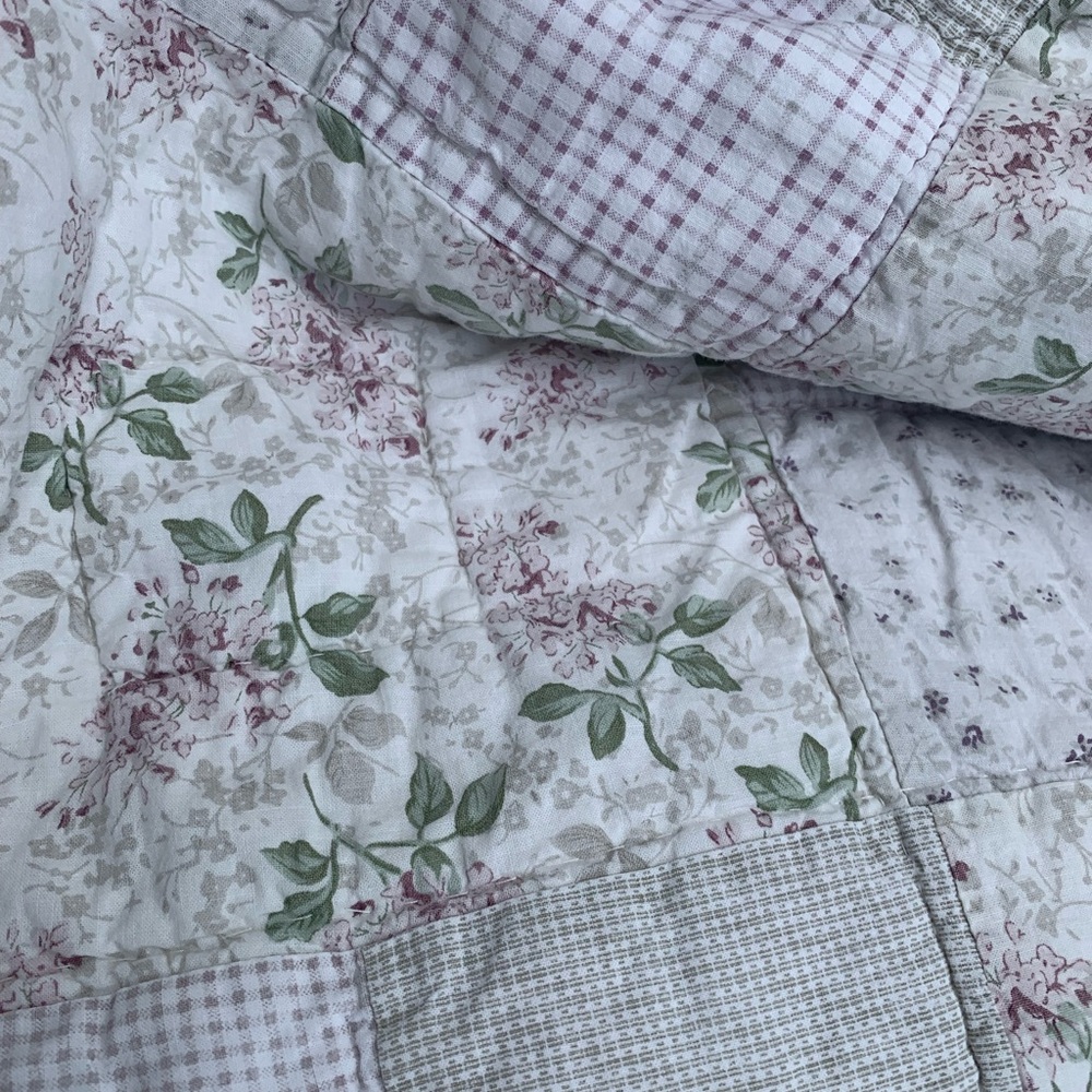 Vintage Style Floral Patchwork Quilt - Picture 6 of 6